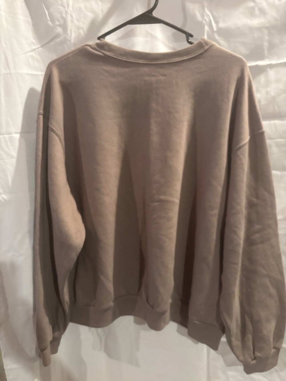 Hollister muted taupe crewneck sweatshirt with white logo - Picture 5 of 5